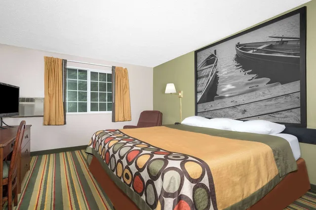 غرفة قياسية بسرير كينج، Super 8 by Wyndham Winona MN 5/10