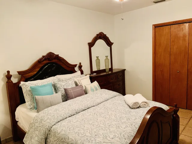 Room, Queen Bed, Sofa, Blue House [Vr] 6/10