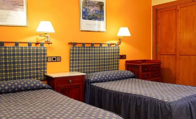 غرفة خارجية بسريرين منفصلين بشرفة، Hostal Vidaller 1/1