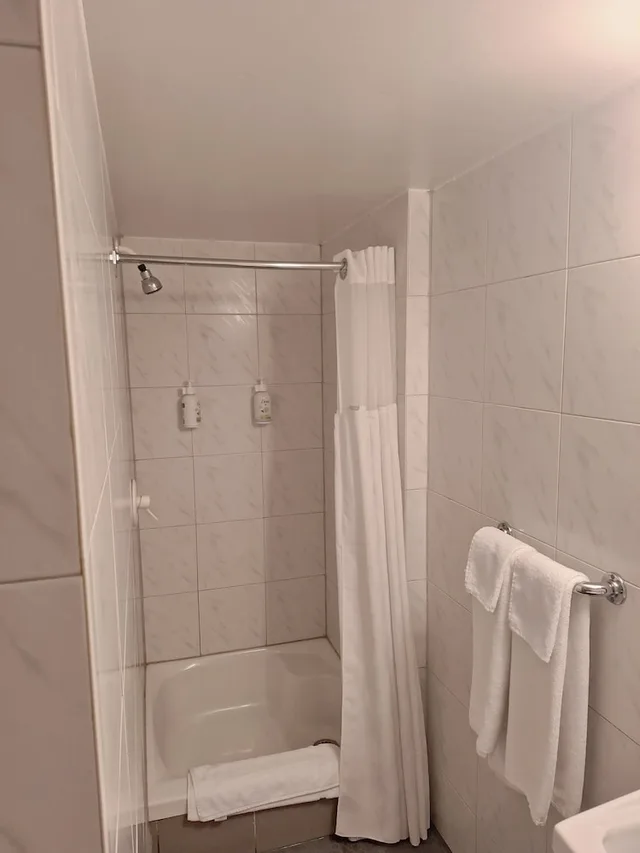 غرفة بسرير مزدوج، Super 8 by Wyndham Montreal 2/2