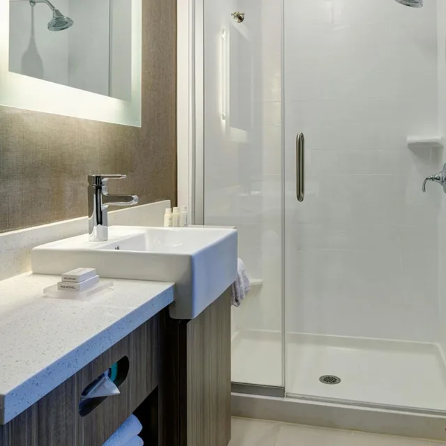 جناح بسريرين كوين مع سرير سحّاب إضافي مع أريكة لذوي الإعاقة، Springhill Suites Grand Rapids West 3/8