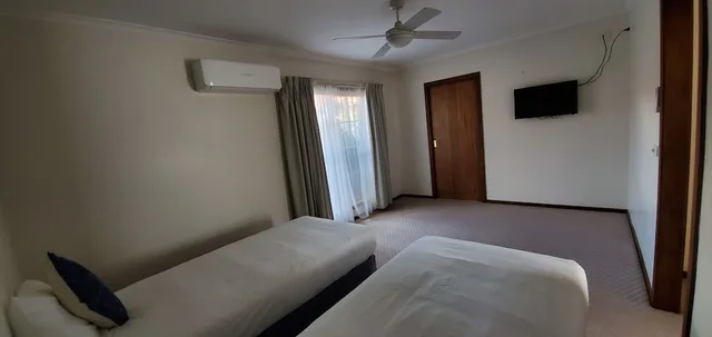 2 Bedrooms, Apartment, Queen and Twin Beds, Private Garden, Sofa، Yarra Valley Motel 3/5