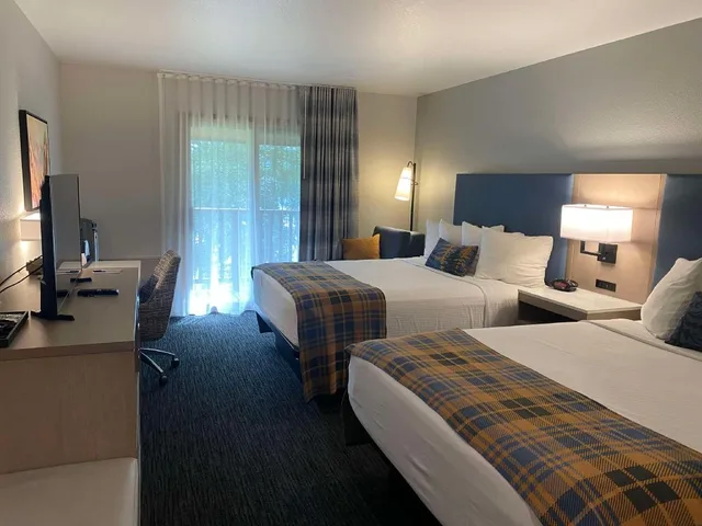غرفة بسريرين كوين بإطلالة بحوض استحمام لذوي الإعاقة، Best Western Lake Lucille Inn 1/3