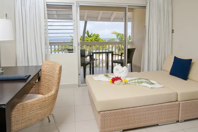 غرفة بسرير كينج بإطلالة على البحر، Radisson Grenada Beach Resort 2/2