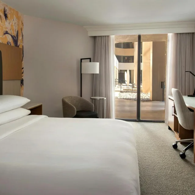 غرفة بسرير كينج بإطلالة، Westchester Marriott 1/6