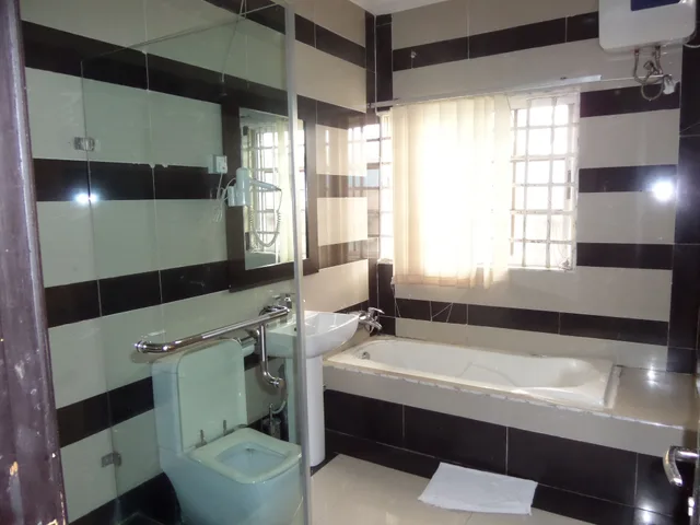 غرفة تنفيذية بسرير كينج، Primal Hotel GRA-Ikeja 5/5