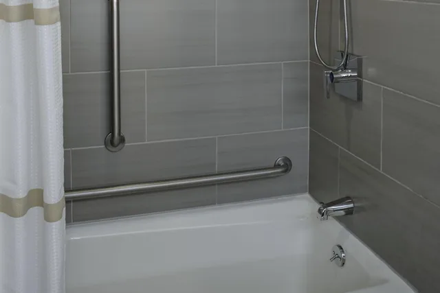 غرفة بسرير كينج مع أريكة بحوض استحمام لذوي الإعاقة، Marriott East Lansing At University Place 10/10