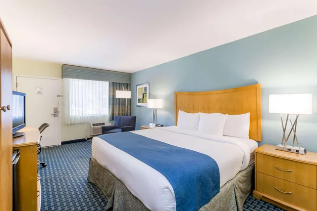 غرفة بسرير كينج، Days Inn By Wyndham Cocoa Beach Port Canaveral 2/3