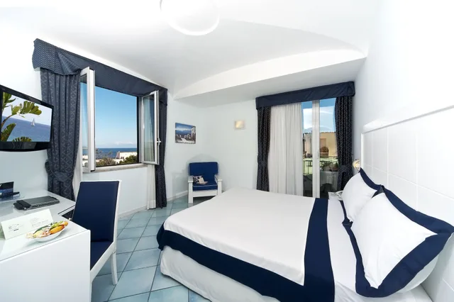 غرفة سوبيريور بسرير مزدوج بإطلالة على البحر، Villa Durrueli Resort Spa 4/10