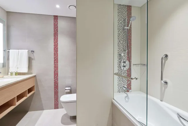 جناح بسرير كوين بغرفة نوم واحدة مع أريكة، Hilton Garden Inn Muscat Al Khuwair 2/3