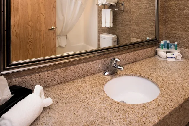 غرفة قياسية بسريرين كوين، Holiday Inn Express Hotel And Suites Bucyrus 3/3