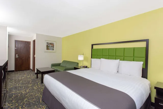 غرفة بسرير كينج، AmericInn by Wyndham Delafield 2/10