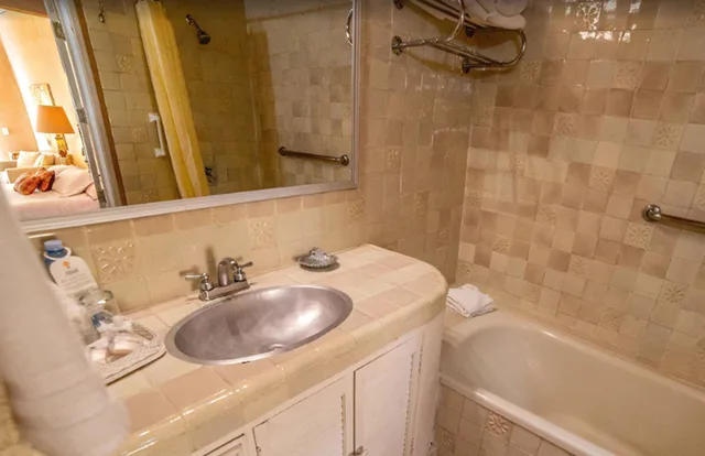 غرفة جونيور بسرير كينج بإطلالة على الفناء، Villa Mirasol Hotel 2/4