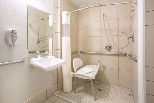 غرفة بسرير كينج لذوي الإعاقة، La Quinta Inn & Suites by Wyndham Gallup 9/10