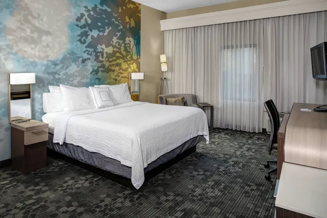 غرفة بسرير كينج مع أريكة، Courtyard Cleveland Westlake 2/5
