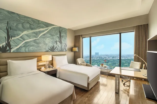 Premier, Twin Beds, The Leela Ambience Convention Hotel Delhi 2/4