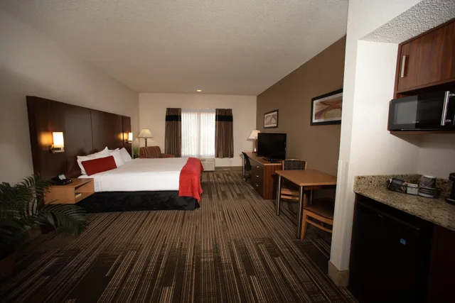 غرفة قياسية بسرير كينج، Northfield Inn Suites Conference Center 1/3