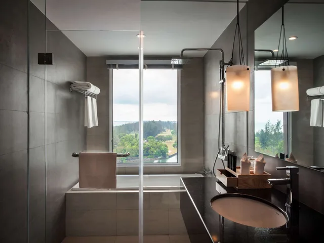 غرفة ديلوكس تنفيذية بسرير كينج بإطلالة على البحر، Pullman Miri Waterfront 9/10