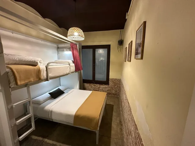 غرفة ثلاثية بسرير مزدوج وسرير بطابقين بحمام مشترك، The Loft Hostel 5/10