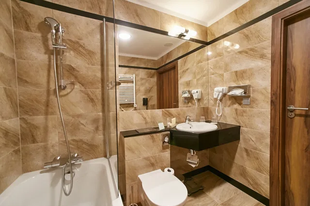 جناح بسرير كينج بغرفة نوم واحدة مع أريكة، Holiday Inn Krakow City Center 6/6