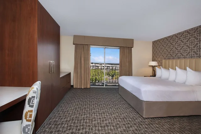 جناح بسرير كينج، Embassy Suites by Hilton Anaheim North 2/4