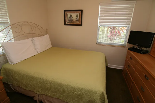 1 Bedroom, Upstairs, Standard, Queen Bed, Balcony, Kitchen، Venice Beach Villas 2/3
