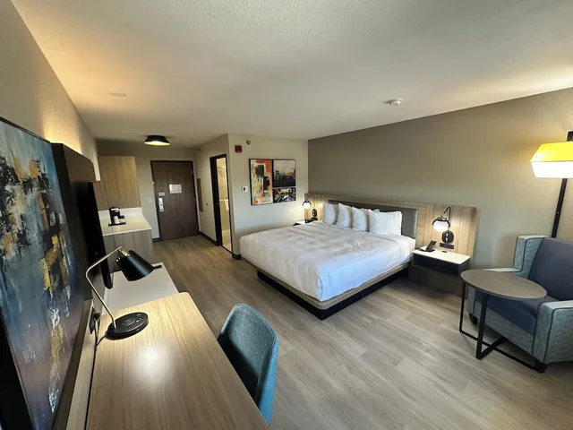 غرفة بسرير كينج، La Quinta Inn & Suites by Wyndham Greenville 1/5