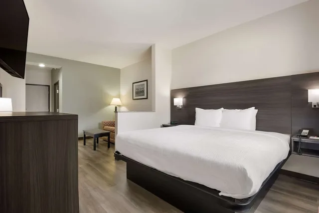جناح بسرير كينج، Quality Suites I-44 Tulsa 1/2