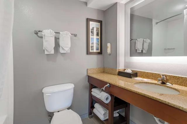 جناح بسريرين كوين مع أريكة، Comfort Suites near Birkdale Village Huntersville 10/10