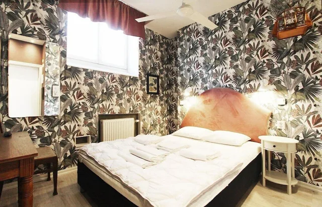 غرفة بسرير كوين بحمام مشترك، Skanstulls Hostel 2/2