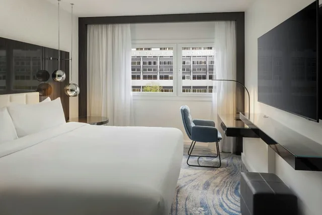 غرفة ديلوكس بسرير كينج، Le Meridien Paris Arc De Triomphe 3/5