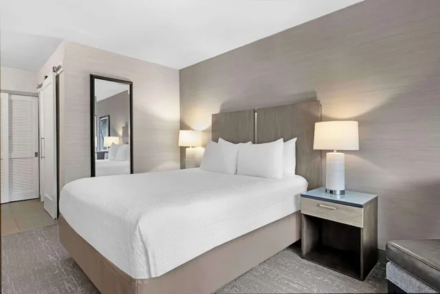 غرفة قياسية بسرير كوين بحوض استحمام، Best Western Plus Agate Beach Inn 3/6