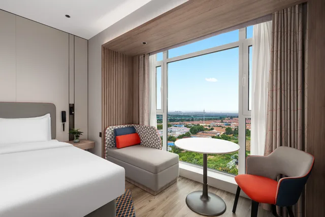 Standard, King Bed, Holiday Inn Express Qingdao Hongdao Station 1/3