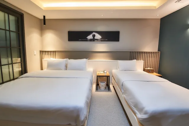 Vip, Residence, Twin Beds, 1 Double and 1 Single Bed، West In Hotel 3/10