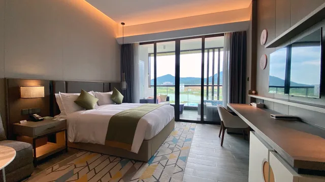 Standard, King Bed, Lake View, Holiday Inn Resort Maoshan Hot-Spring 7/10
