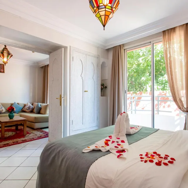 جناح جونيور، Akabar Hotel 4/4
