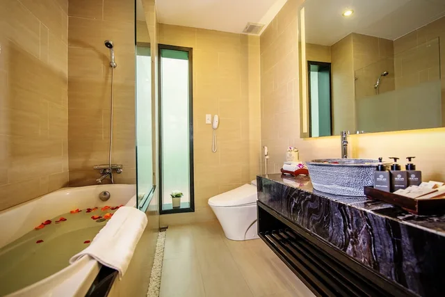 غرفة ديلوكس بسرير كينج بإطلالة على الحديقة، Hoi An Beach Resort 2/2