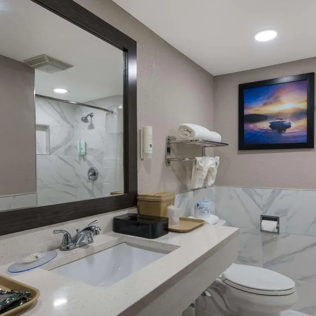 Room, Quadruple, Smoking, Quality Inn & Suites Altamonte Springs Orlando-North 9/10