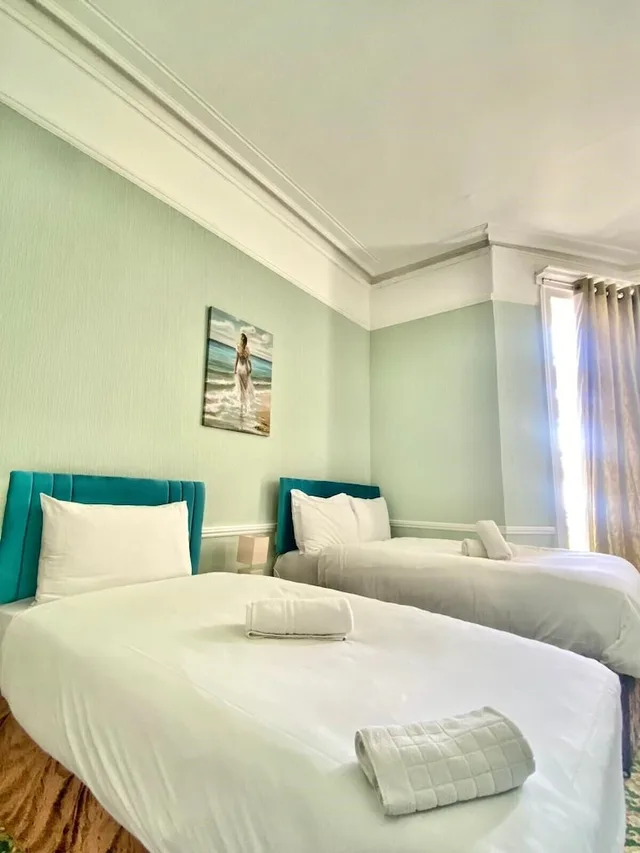غرفة بسريرين منفصلين بإطلالة على البحر، The Carlton Hotel 1/4