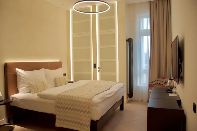 غرفة ثلاثية بسرير مزدوج وسرير فردي، Chevron Hotel 1/1