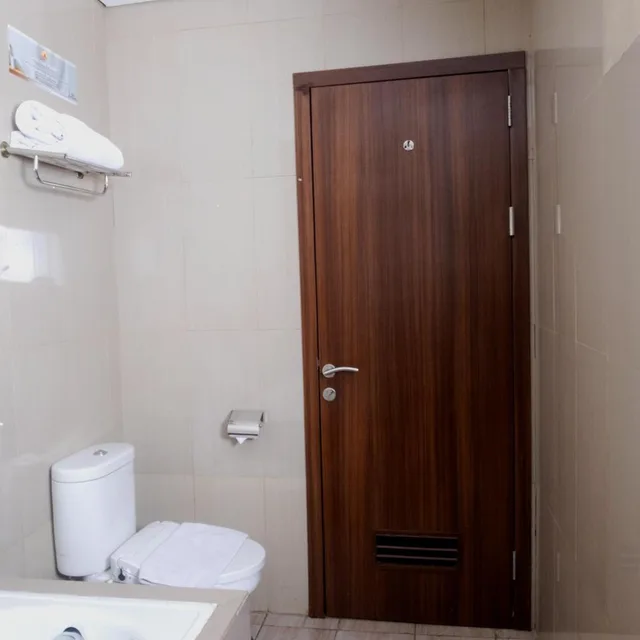 غرفة بسرير كينج بإطلالة على البحيرة، Pakons Prime Hotel 4/6