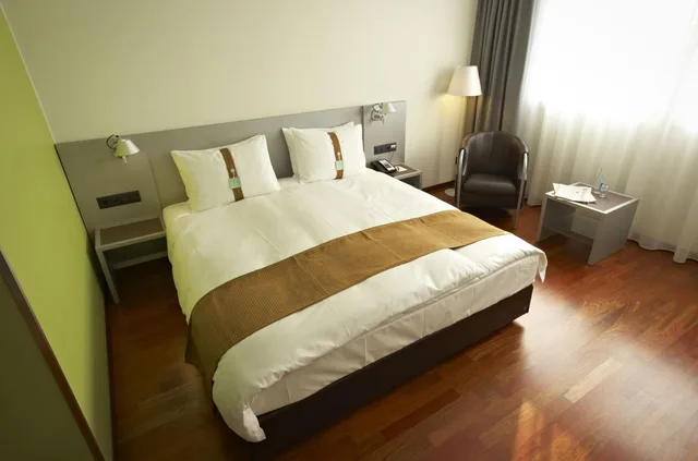 غرفة قياسية بسرير كينج وسرير كوين، Holiday Inn Zurich Messe 3/6