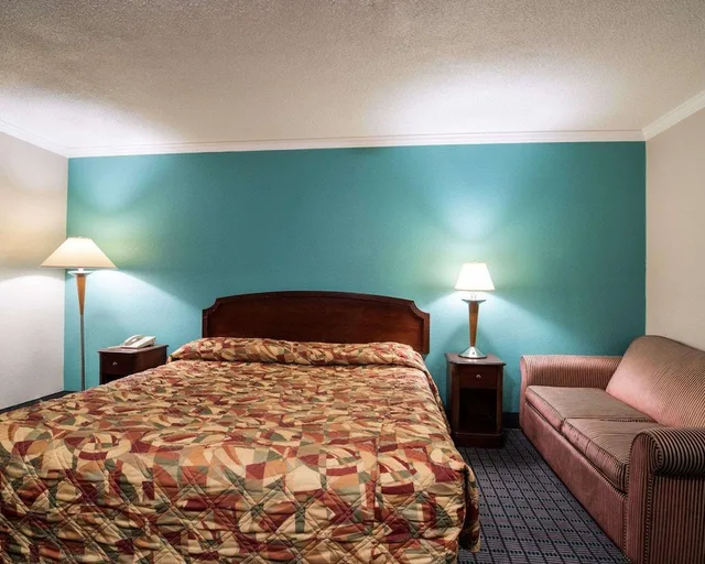Standard, King Bed, Rodeway Inn Syracuse Carrier Circle 2/2