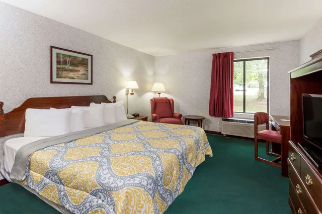 غرفة بسرير كينج لذوي الإعاقة، Days Inn By Wyndham Battlefield Rd/Hwy 65 2/10