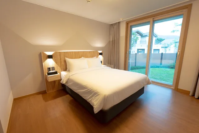 House, Twin Beds، Le Comte Bleu 1/1