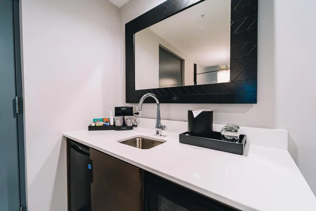 جناح بسريرين كوين بشرفة بغرفتين مع أريكة، Embassy Suites by Hilton Gatlinburg Resort 9/10
