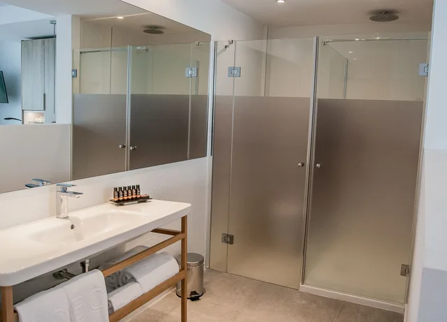 غرفة قياسية بشرفة مفردة بسرير كوين بإطلالة جزئية على البحر، BQ Aguamarina Boutique Hotel 4/5