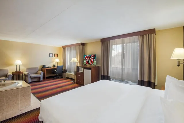 جناح بسرير كينج بجاكوزي لذوي الإعاقة، Red Roof Inn Fairfield 3/6