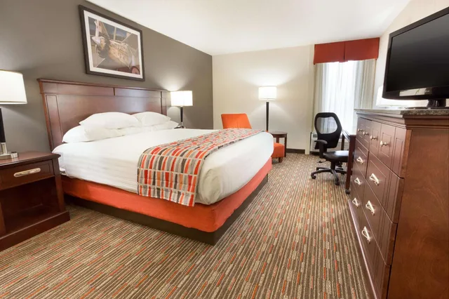 غرفة بسرير كينج في طابق مرتفع لذوي الإعاقة، Drury Inn and Suites St Louis Airport 3/6