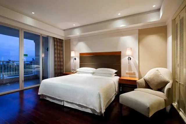 جناح غراند بسرير كينج بإطلالة على البحر بشرفة، Sheraton Haikou Hotel 1/1
